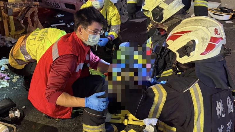 資源回收車撞垃圾車　7傷1人命危