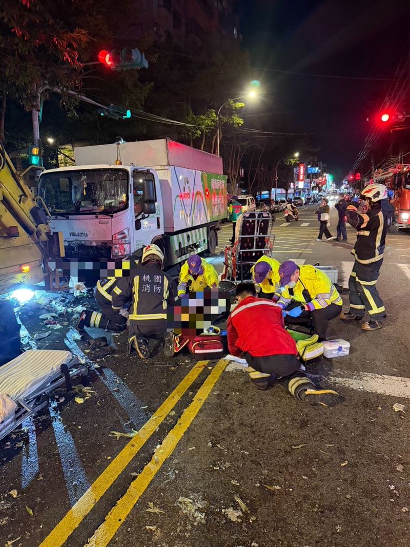 資源回收車撞垃圾車，造成6名倒垃圾的民眾受傷。（圖／翻攝畫面）
