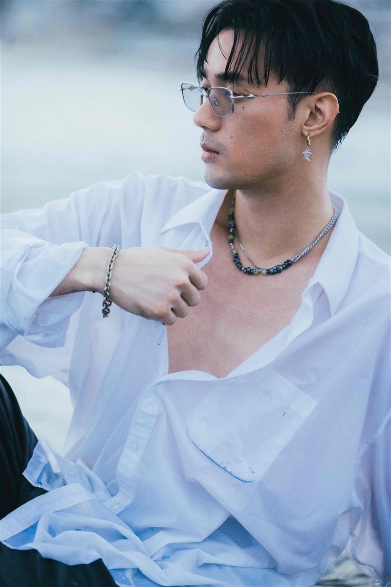 博文推出個人首本聲景寫真輯。（圖／華納音樂提供）