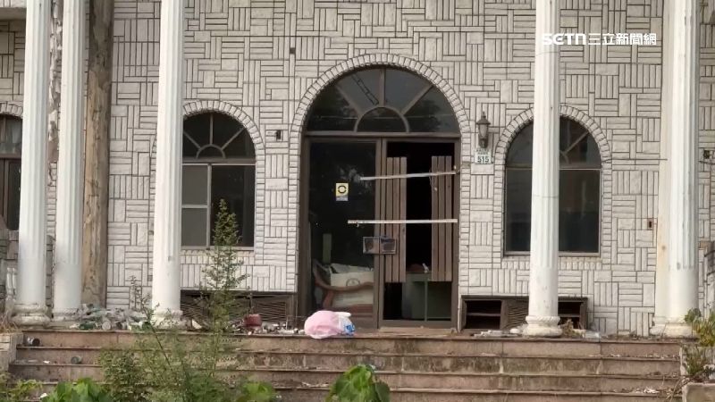 白宮雖然雜草叢生，但看得出昔日氣派