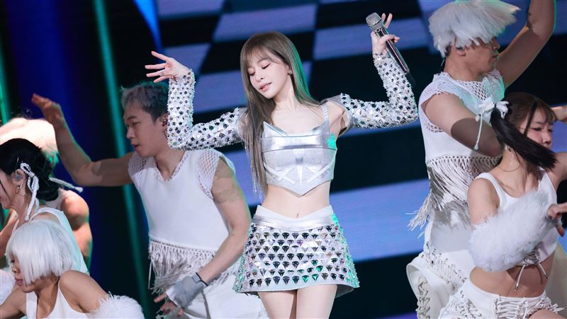 王心凌演唱會穿超辣！大方秀出白皙美肌