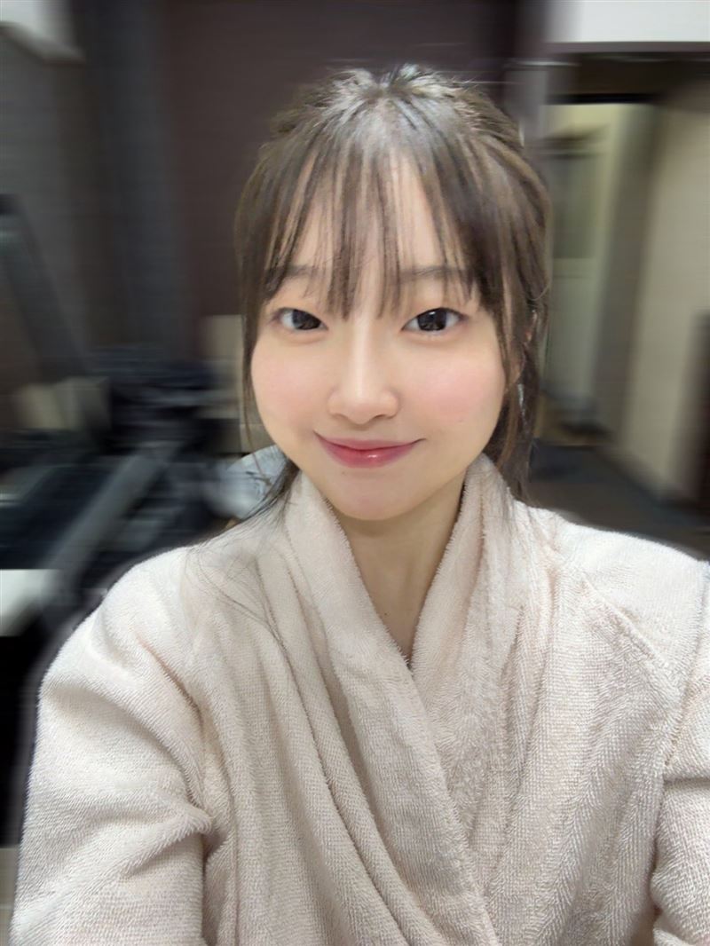 白羽舞菜是就讀醫學院的大學生,有著白滑柔嫩的絹肌F罩杯,皮膚不是普通的好。(圖/翻攝自白羽舞菜X)