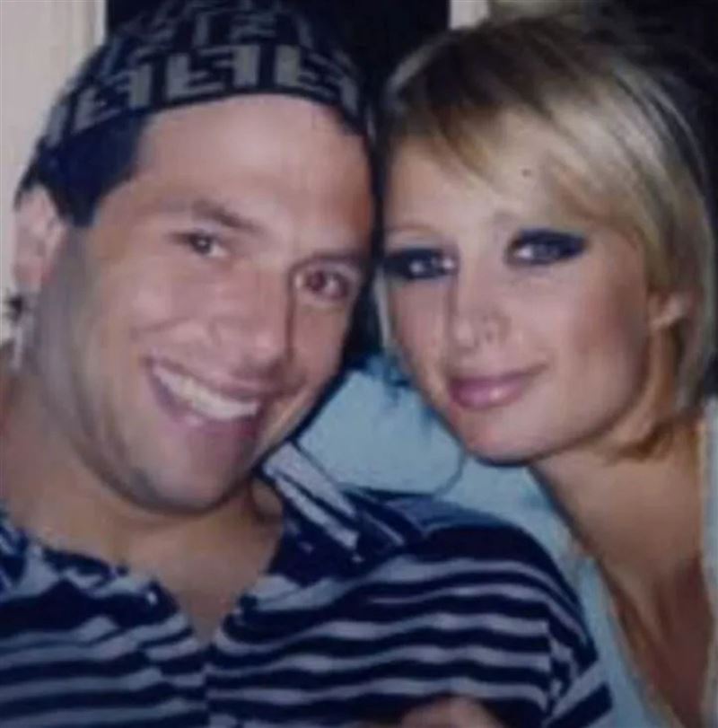 芭莉絲希爾頓19歲時遭大13歲的前男友瑞克所羅門背叛，不僅流出性愛影片，還製作成A片牟利。（圖／翻攝自YouTube）