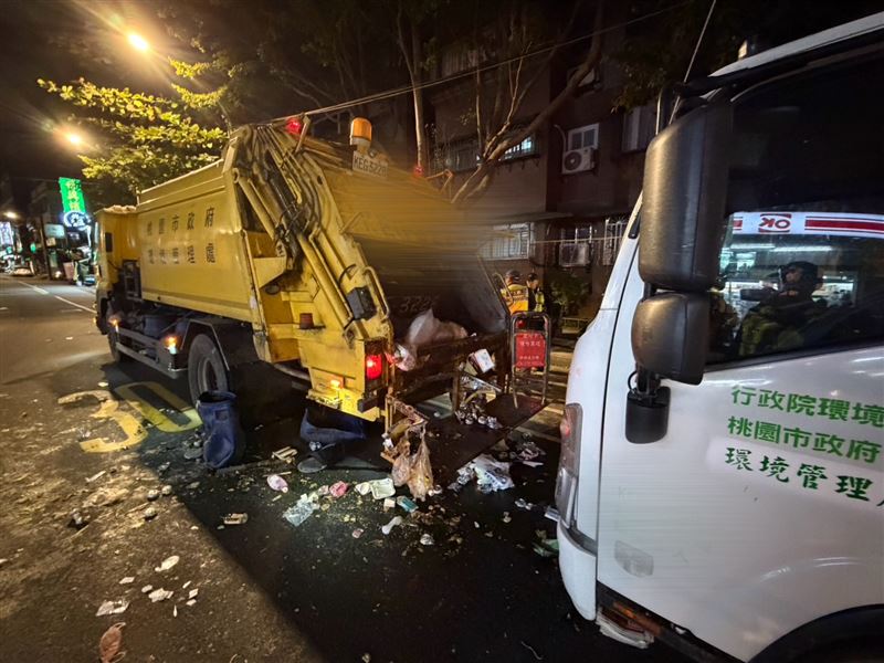 地上都是被撞民眾來不及丟棄的垃圾。（圖／翻攝畫面）