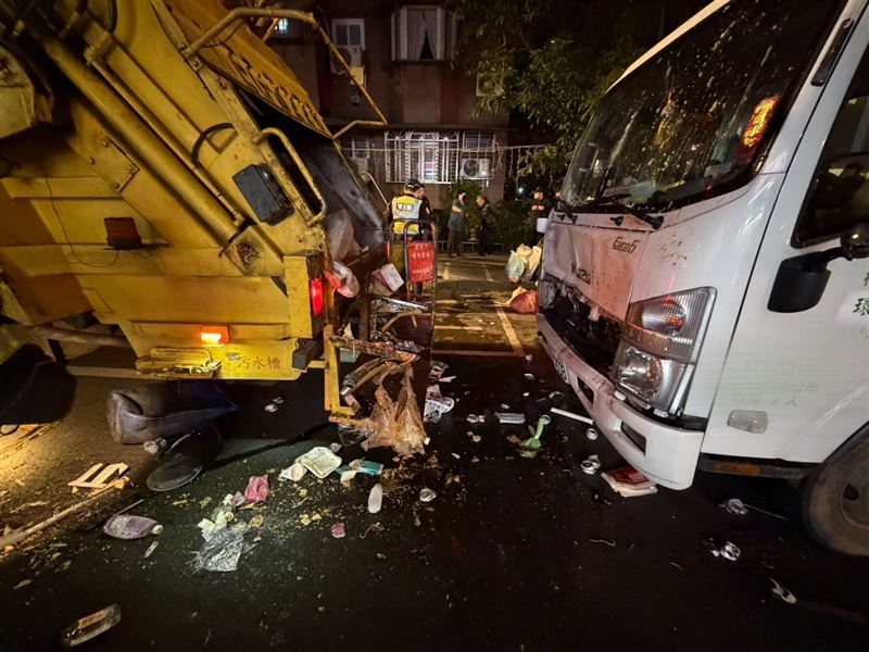 環保局,資源回收車,垃圾車,夾擊（圖／翻攝畫面）