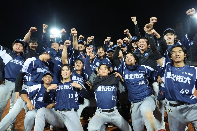 台北市大大專棒球聯賽奪冠　球員開心合影114學年度大專棒球聯賽（公開一級）23日晚間冠軍戰結果出爐，台北市大最終以6比2摘下隊史第5座冠軍金盃，球員賽後開心合影留念。中央社記者趙世勳攝　115年1月23日