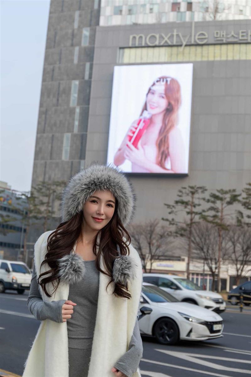 拐拐剛從韓國工作回來，開心當地百貨商場自己的廣告同框合照。（圖／翻攝自IG @sabrina5477_）