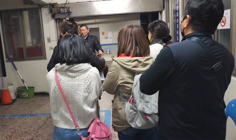 78歲邱姓婦人倒垃圾竟成永別，家屬悲傷送媽媽前往桃園市殯。（圖／翻攝畫面）