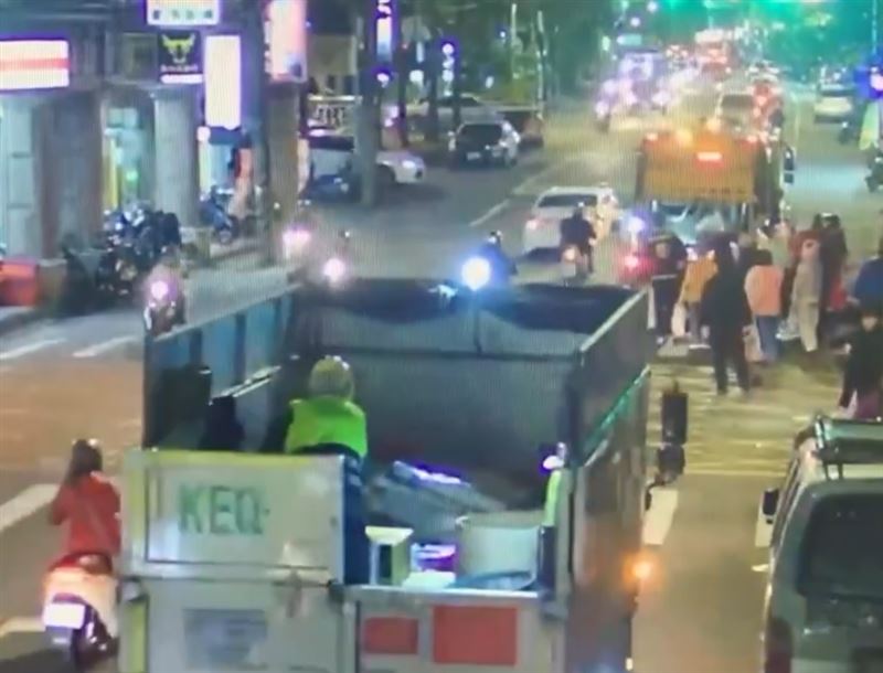 資源回收車一直直衝，完全沒有煞車跡象。（圖／翻攝畫面）