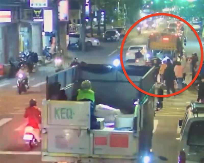 當時附近社區民眾一窩蜂都在倒垃圾。（圖／翻攝畫面）