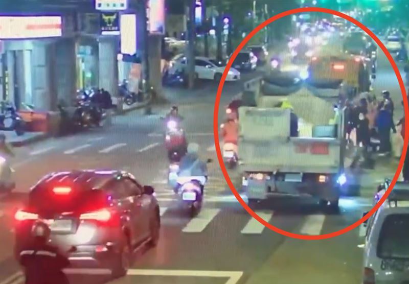 資源回收車吳姓駕駛突然暈厥，車子向前衝，撞擊前方正在倒垃圾的民眾。（圖／翻攝畫面）