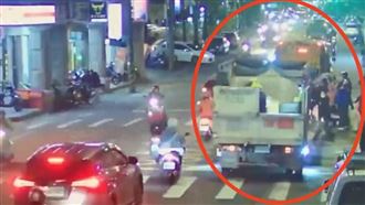 78歲嬤倒垃圾竟成永別　回收車奪命瞬間曝