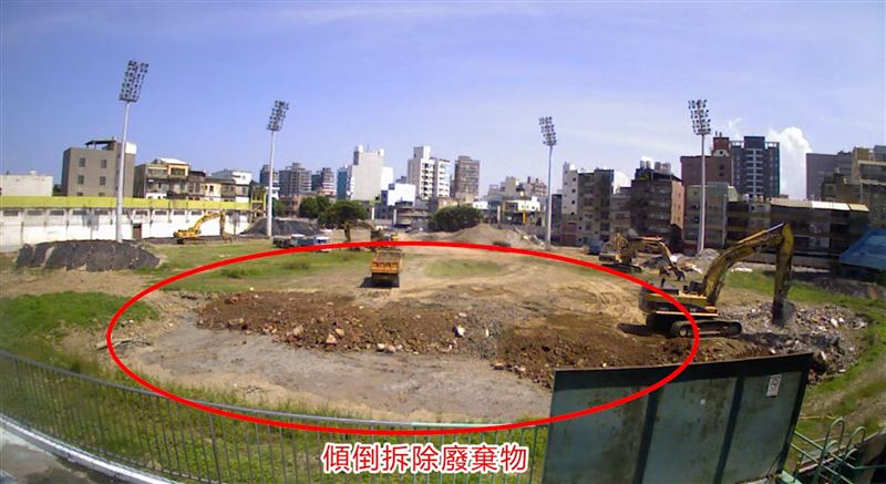 監視器拍到廠商將廢棄物運到新竹市棒球場，再用土方掩埋。（圖／翻攝自高虹安臉書）