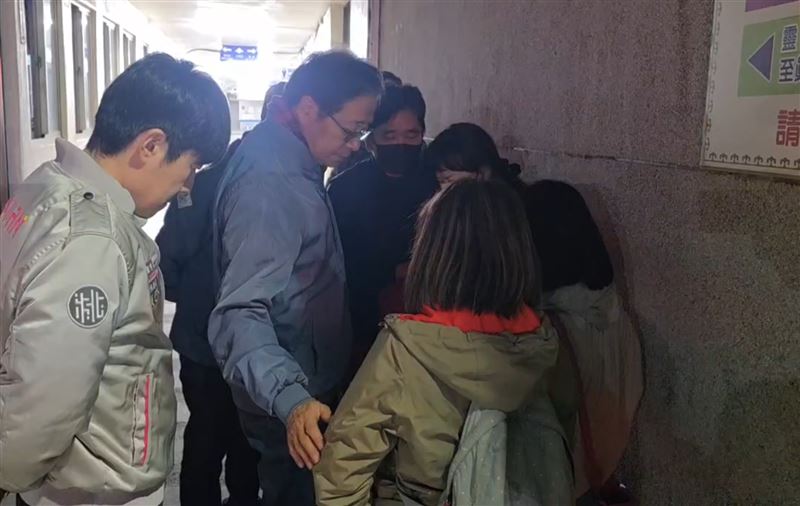 張善政晚間前往慰問死者家屬。（圖／記者石明啟攝影）