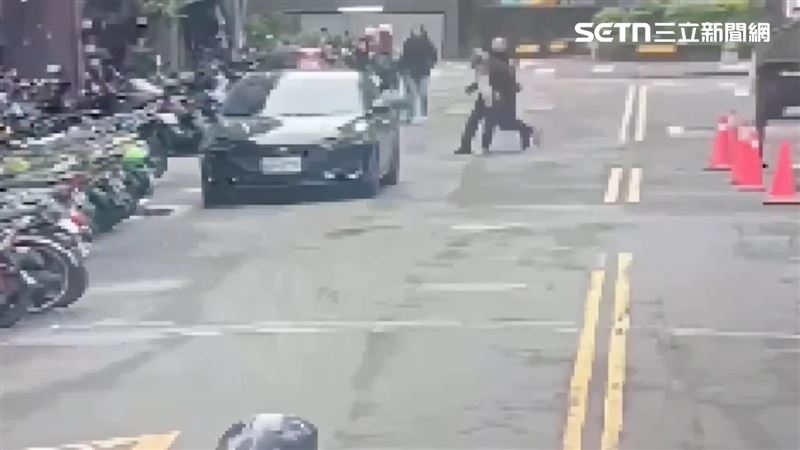 北市黃姓詐欺通緝犯外出吃早餐遭到警方逮捕。（圖／翻攝畫面）