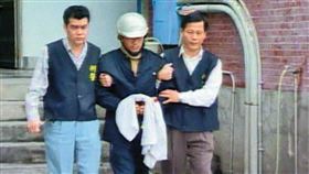 張胞輝（中）借錢不成，憤而殺害2名鄰居，最後遭警方逮捕。（東森新聞提供）
