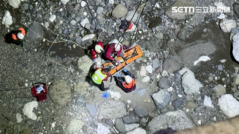 搜救隊員循著河床上微弱的呼救聲，說著「我在這裡」才找到人。（圖／翻攝畫面）