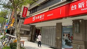 台新銀行推出「企業飛速貸」，以「超低門檻、飛速核貸」為核心訴求，協助企業主在最短時間內獲得即時資金奧援，只要具有統一編號、年營收達新臺幣40萬元，且公司成立滿一年，即可申請。（圖／記者余國棟攝影）