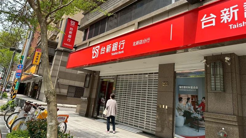 台新銀行推出「企業飛速貸」，以「超低門檻、飛速核貸」為核心訴求，協助企業主在最短時間內獲得即時資金奧援，只要具有統一編號、年營收達新臺幣40萬元，且公司成立滿一年，即可申請。（圖／記者余國棟攝影）