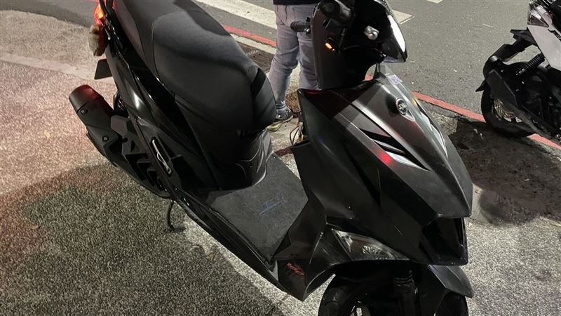 高雄市前鎮區中華五路段今天凌晨發生車禍事故。（圖／翻攝畫面）