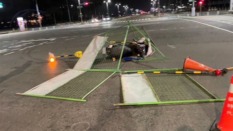 撞擊當下人車倒地，被撞倒的鐵柵包裹在女騎士身上。（圖／翻攝畫面）