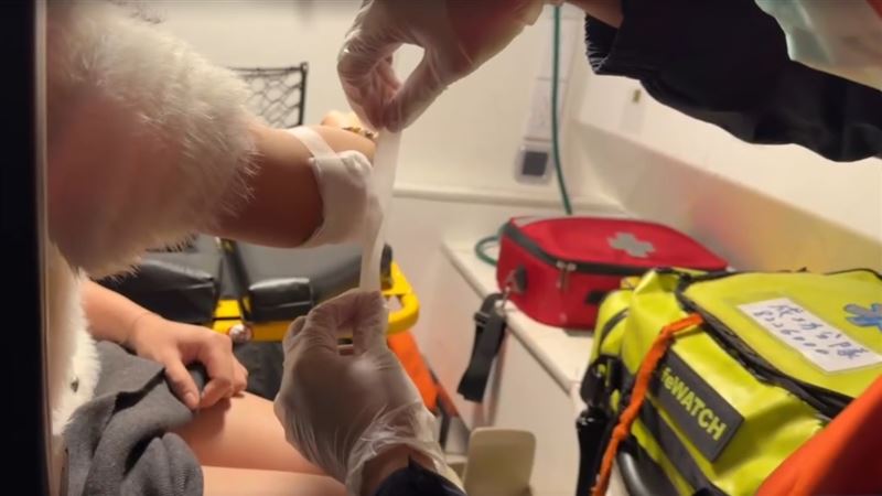 吳女手腳多處擦挫傷，當下並無大礙，也自行起身，並由警消協助治療後就醫。（圖／翻攝畫面）