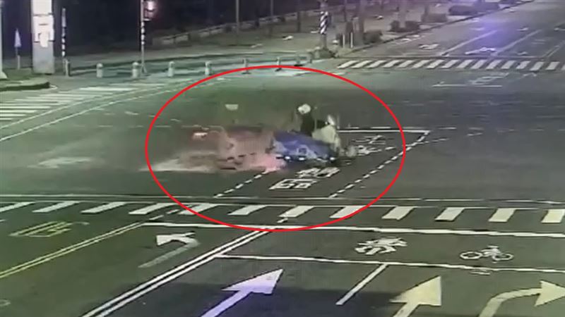 女騎士不明原因撞上施工護欄，當下人車倒地。（圖／翻攝畫面）