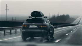 歲末換新車，國泰產險提醒車主3大保障到位再上路，必備第三人責任險、車體損失險及竊盜險 彈性附加險種安心隨行。（示意圖／PEXELS）