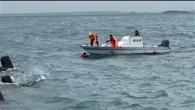 澎湖鳥嶼,漁船,擱淺,翻覆,港嘴消波堤,海巡署金馬澎分署第七岸巡隊,船主。（圖／翻攝畫面）