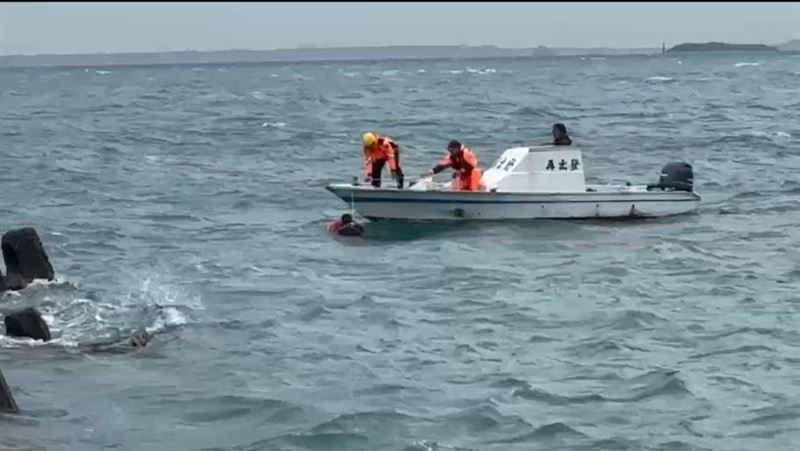 澎湖鳥嶼「休閒漁政0148」漁船翻覆擱淺，吳姓船主失聯未尋獲。（圖／翻攝畫面）