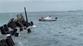 澎湖鳥嶼,漁船,擱淺,翻覆,港嘴消波堤,海巡署金馬澎分署第七岸巡隊,船主。（圖／翻攝畫面）