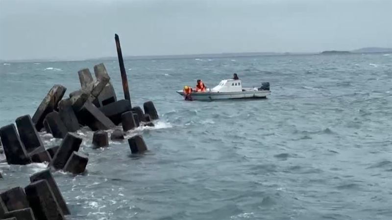 澎湖鳥嶼「休閒漁政0148」漁船翻覆擱淺，吳姓船主失聯未尋獲。（圖／翻攝畫面）