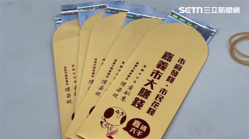 工作人員點鈔票的手一刻都不得閒，確認金額放入特製紅包袋，場面不只震撼，更是賞心悅目。（圖／翻攝畫面）
