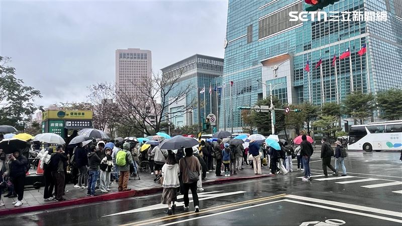 霍諾德徒手台北101延期，上千民眾一早就到場期待見證歷史，聽聞因雨延期，平靜而有秩序散場。(圖／記者賴俊佑攝影）