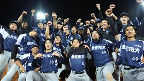 台北市大摘下隊史第5座冠軍金盃。（圖／中央社）