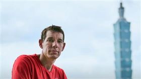 霍諾德日前宣布，將在徒手、無繩索保護的狀態下，挑戰攀登高達508公尺的台北101。（圖／翻攝自IG@alexhonnold）