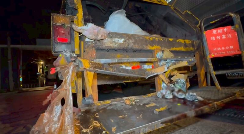 垃圾車車尾被撞到變形。（圖／記者石明啟攝影）