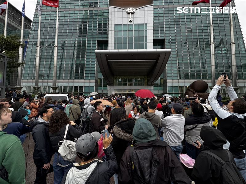 台北101現場人潮滿滿。（圖／記者鄭孟晃攝影）