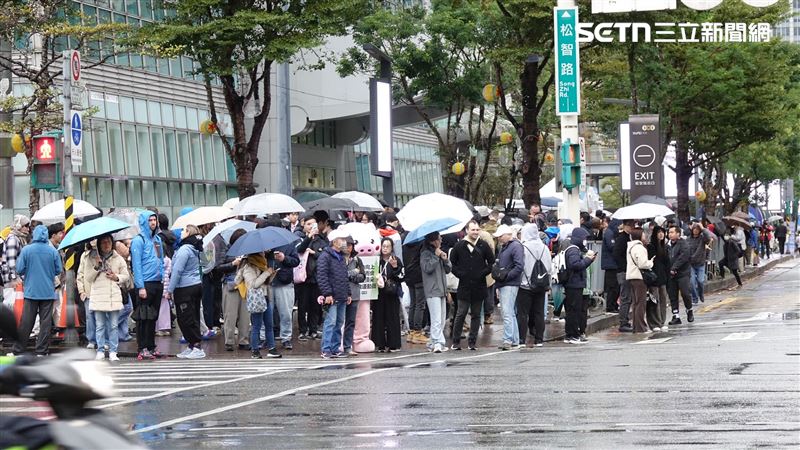 大家都不畏下雨，來現場看霍諾德。（圖／記者鄭孟晃攝影）