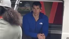 霍諾德今日在台北101外休息、準備畫面。（圖／民眾提供）