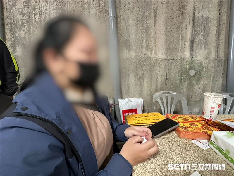 回憶丈夫出事的那天，黃小姐語帶哽咽，她說當時真的以為只是單純的身體不舒服，誰也沒想到這竟是奪命噩耗。而那句「妳大身大命別亂跑」的溫柔叮嚀，成了夫妻最後的對話。（圖／記者張雅筑攝）