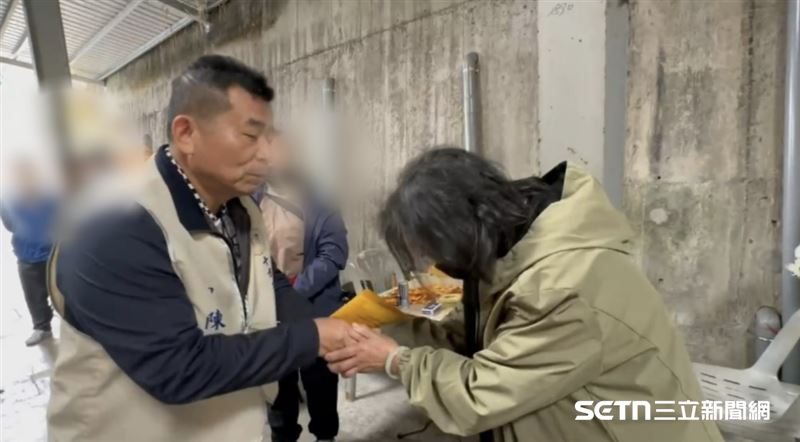 白髮人送黑髮人是人生至痛，66歲的張媽媽看著原本孝順撐起家的兒子猝逝，情緒早已瀕臨崩潰。當看見善心人士陳永聰團長親自前來致哀並交付善款，張媽媽當場泣不成聲，緊握著這份救急的溫情，不斷地道謝，這一幕讓人看了鼻酸不已。（圖／記者張雅筑攝）