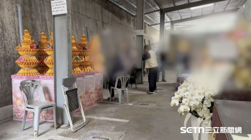 同樣是為人父母，陳永聰團長深知一個家失去支柱的沈痛。剛踏出殯儀館，他就忍不住長嘆一口氣，感性地表示：「看到她們那種無助的神情，真的非常不捨。」希望這筆喪葬安家費能幫助他們暫時度過眼前的難關。（圖／記者張雅筑攝）