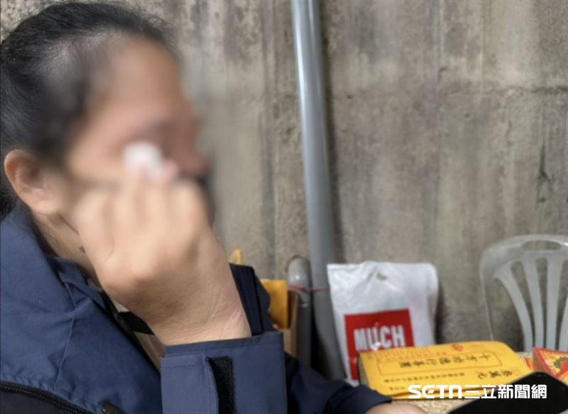 黃小姐泣不成聲地告訴記者，面對支柱倒下，她對未來其實充滿茫然與恐懼。除了要撫養2歲幼女，腹中20週大的寶寶更讓她心痛掙扎，擔憂孩子出生就沒了父親，一度考慮是否該送走孩子。這份自責與無助，正是社會角落最真實的生存悲歌。（圖／記者張雅筑攝）
