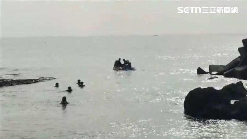 消防、海巡出動3車1艇5人22義消聯合搜救。（圖／翻攝畫面）