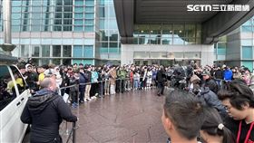 獨攀101延期  粉絲為了見霍諾德 自動有秩序排隊（圖／記者賴俊佑攝影）