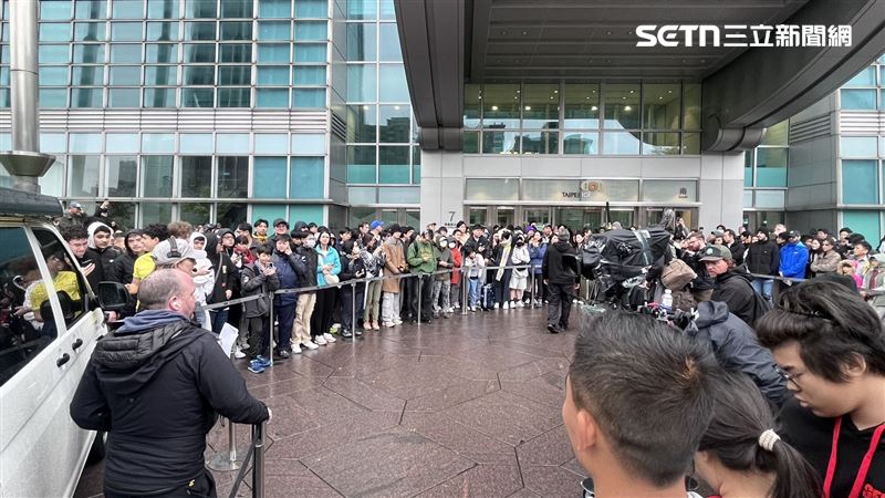 百名粉絲仍在現場等候，盼能見到霍諾德一面。（圖／記者賴俊佑攝影）