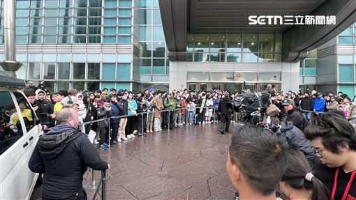 百名粉絲還在等！擠爆台北101盼見霍諾德
