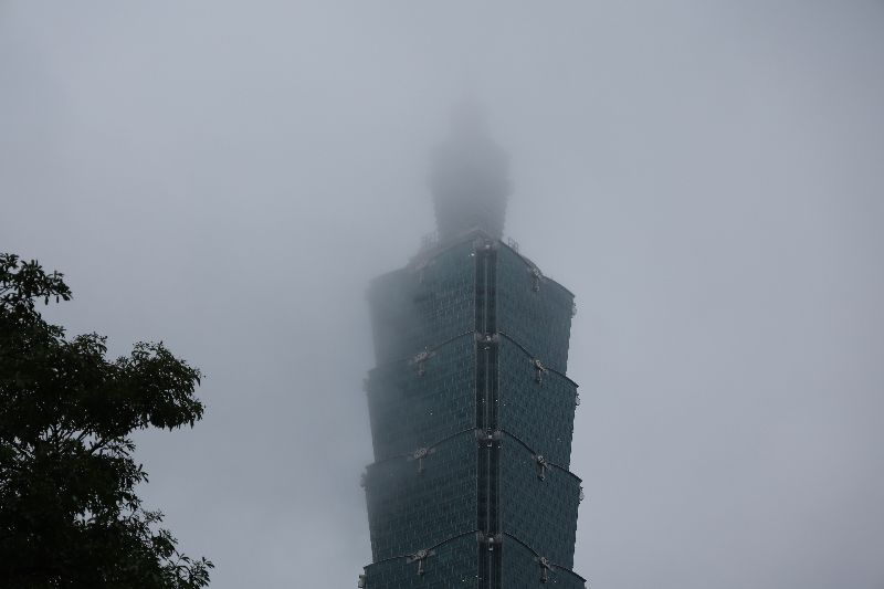 美國自由攀岩好手霍諾德（Alex Honnold）原訂24日挑戰徒手獨攀台北101，並由串流平台Netflix全球直播，但Netflix透過社群網站臉書（Facebook）表示因天候狀況延期至25日。圖為台北101被濃霧籠罩