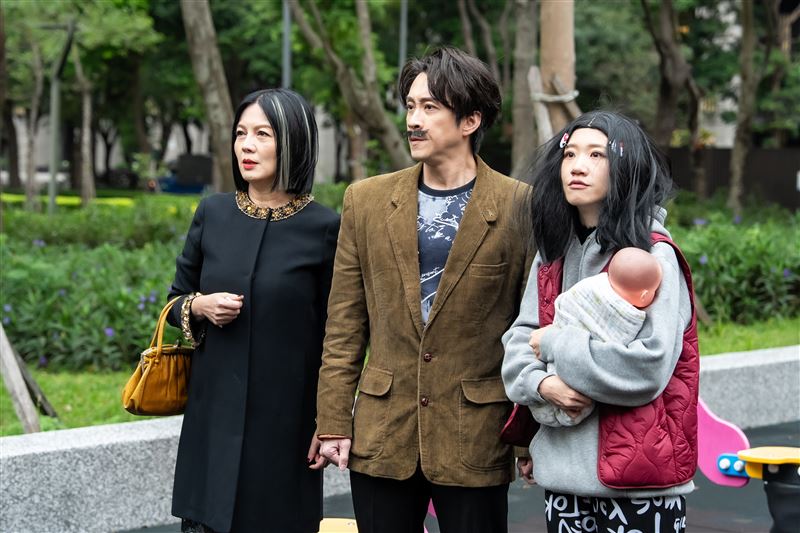 左起苗可麗、陳漢典與Lulu拍攝短劇。(圖／TVBS提供)